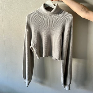 Stickad polotröja NAKD - Stickad polotröja från NAKD. Emma Ellingsens kollektion. Dam strl M. Mycket fint skick.😊