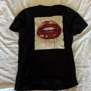 Limitato t shirt - Rensar garderob och kommer därav sälja av en del kläder!   Storlek Small Skick 9/10