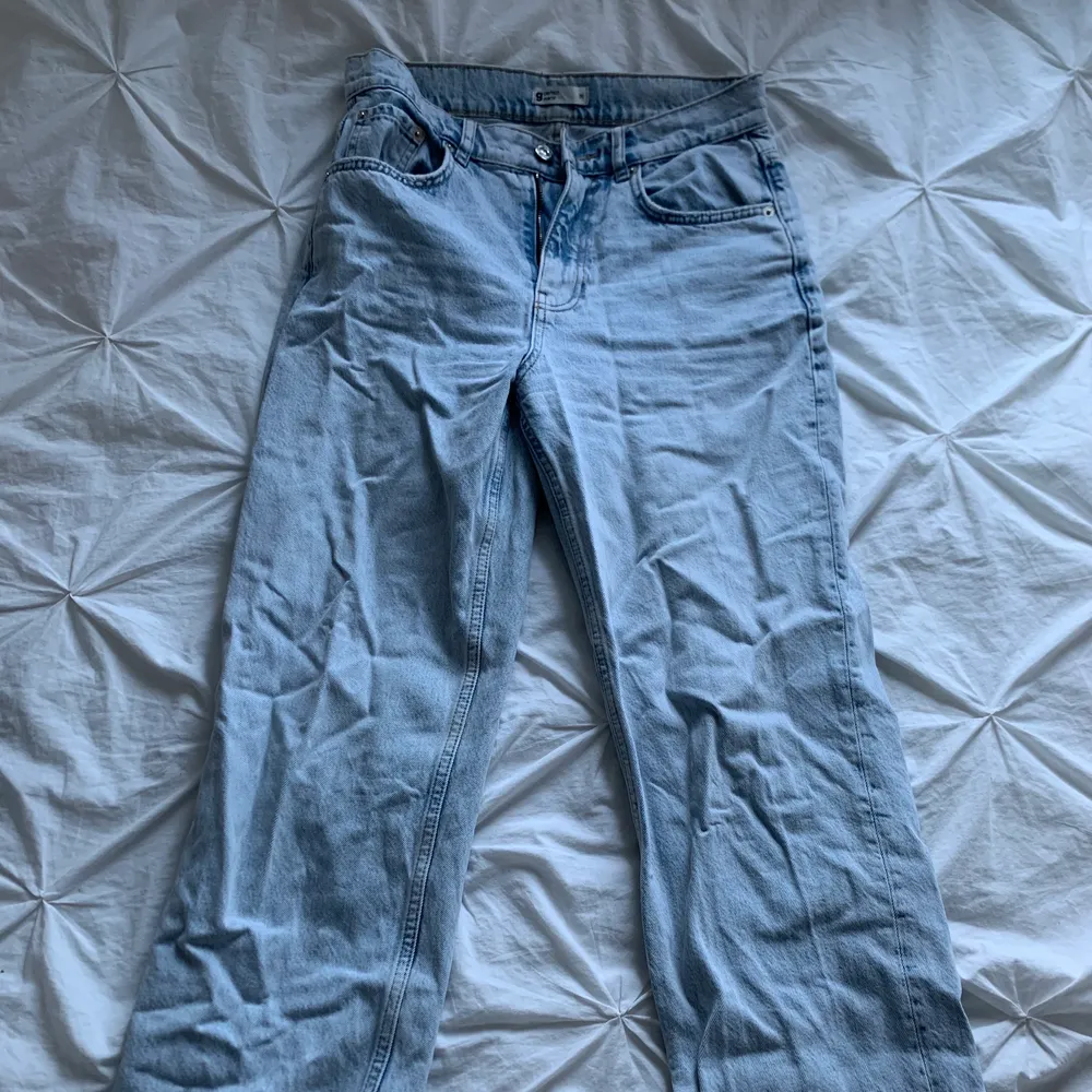 Säljer dessa högmidjade straight jeans från gina! Säljer då jag växt ur dom. Är väldigt skrynkliga på bilden då de är ny tvättade☺️Väldigt fint skick🌞🌞. Jeans & Byxor.
