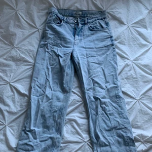 Jeans gina tricot - Säljer dessa högmidjade straight jeans från gina! Säljer då jag växt ur dom. Är väldigt skrynkliga på bilden då de är ny tvättade☺️Väldigt fint skick🌞🌞