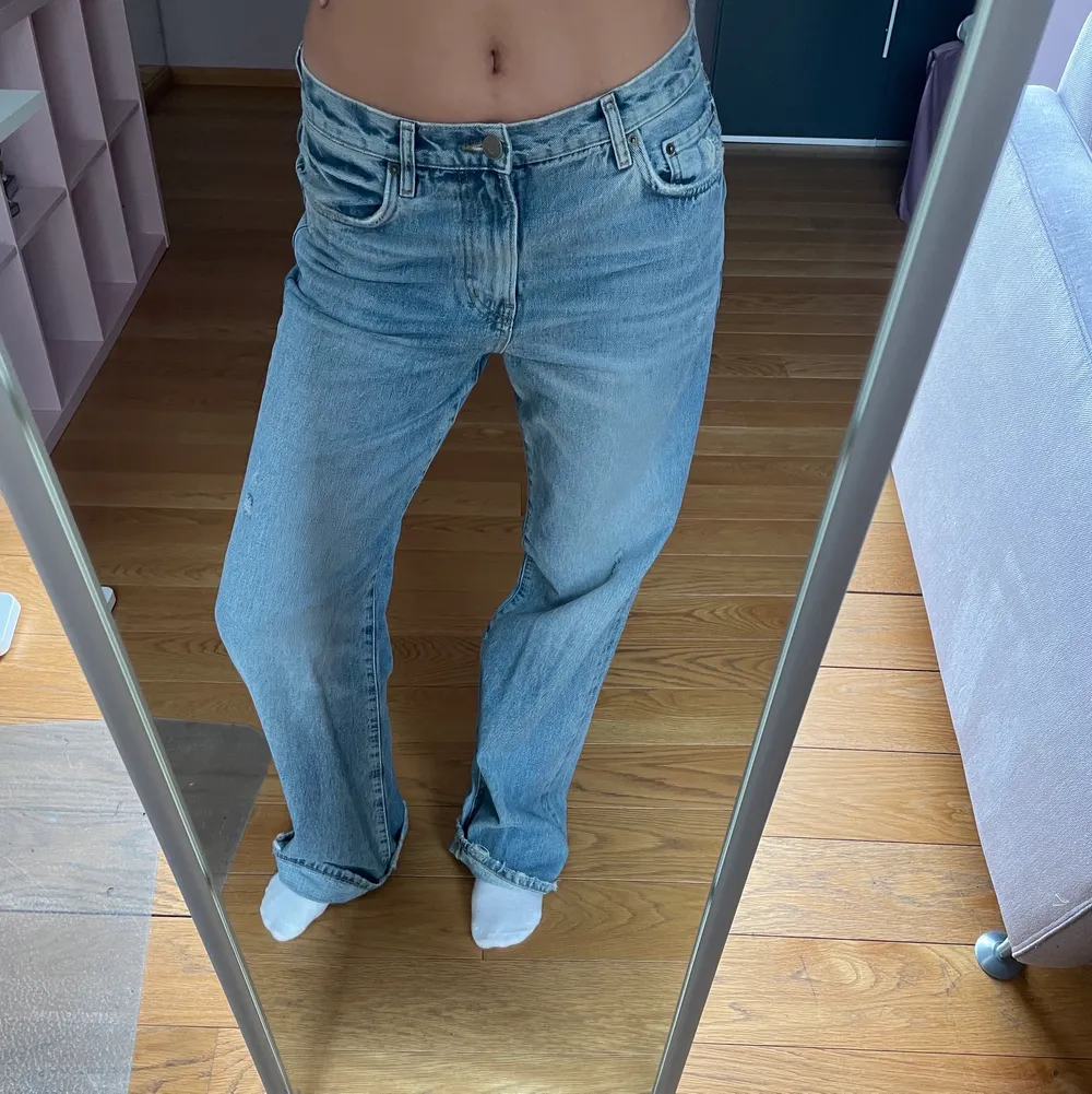 Dessa underbara jeans från zara som är helt slutsålda. Strl 40 men sitter såå snyggt lågmidjat på mig som bär 38 🤎🤎 meningen att vika upp de längst ner som en så nice detalj. Jeans & Byxor.