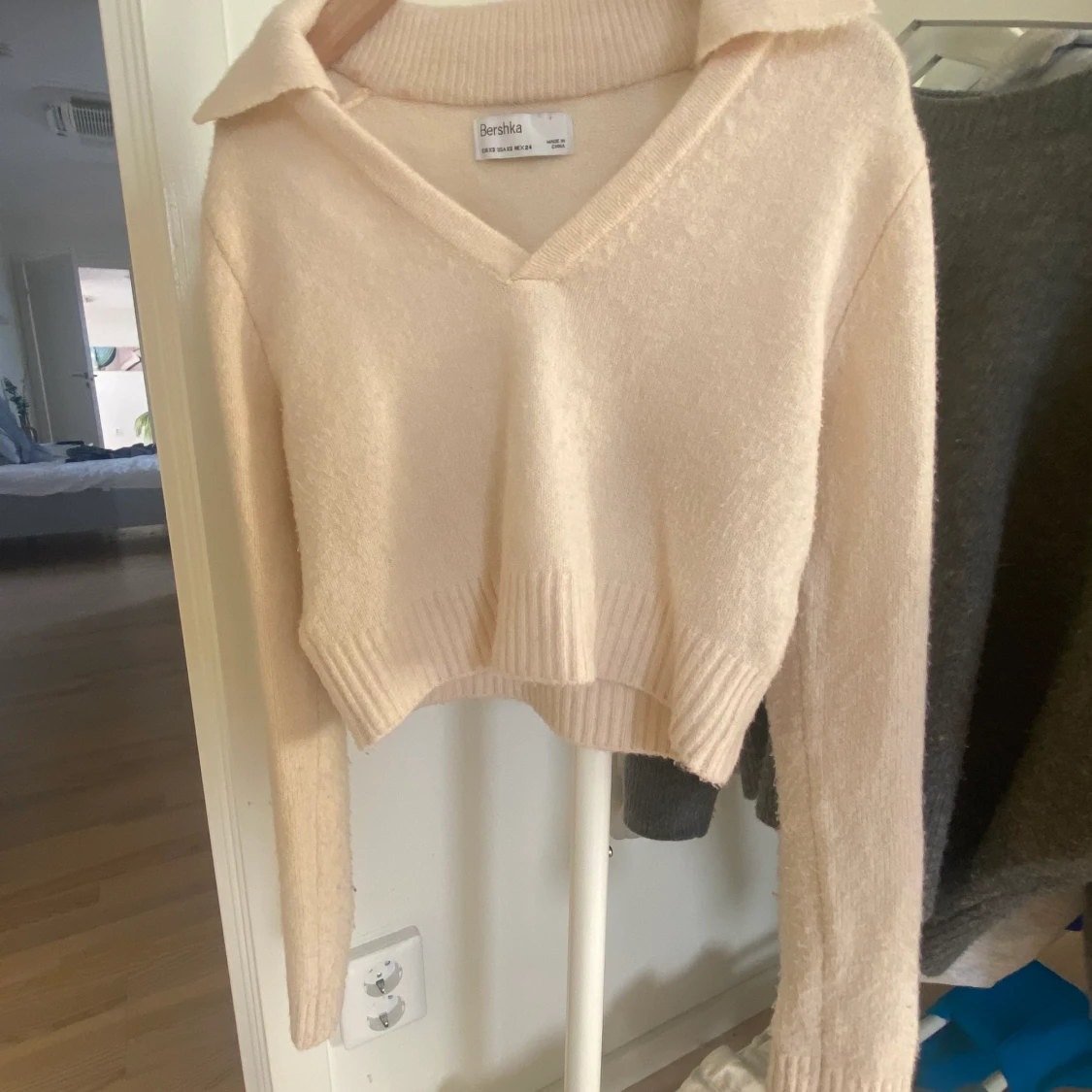 Stickad beige tröja från bershka strl XS