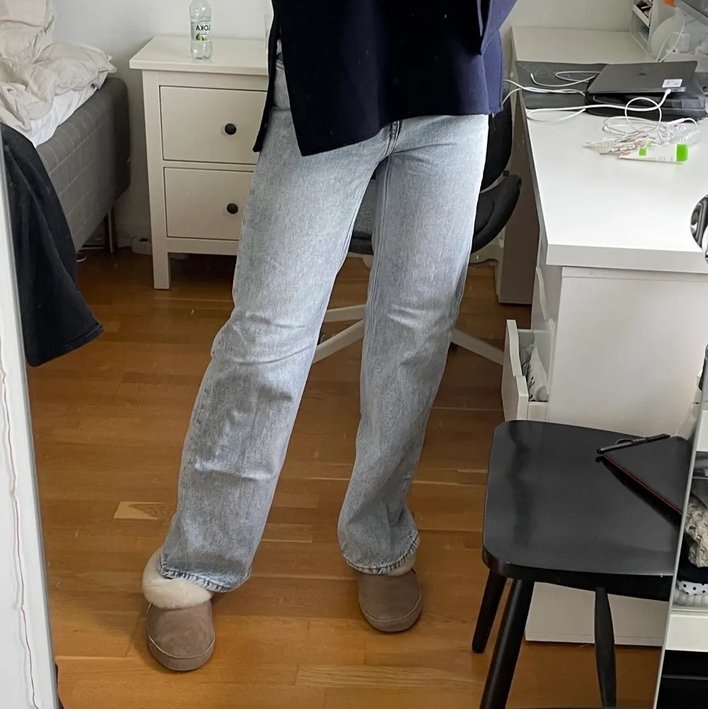 Ljusblåa jeans från Monki i storlek 34, jag är 175 cm lång för referens✨ nypris är 499 kr. Jeans & Byxor.