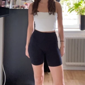 Cykelbyxor  - Cykelbyxor i träningsmaterial, jättesköna och snygga. Perfekt till vardags och till att träna i. 40kr + 20kr frakt 