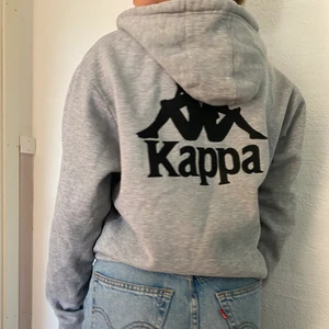 Kappa hoodie strl M - Grå kappa hoodie i strl M, men den är lite liten i storleken. Den hade förmodligen suttit tajt på någon som är M. Jag är S och tycker den sitter bra. Använd men i bra skick och utan några skador eller fläckar.  (Köparen står för frakt) 