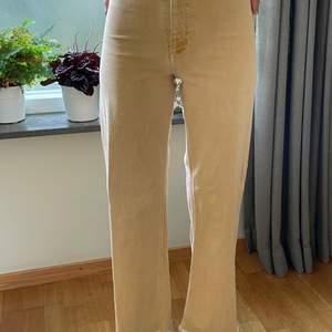 Gulliga ljusgula jeans från zara. Modellen är straightleg, men de har en aning utsvänging i botten av byxbenen. 