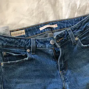 Helt nya köpta Levis jeans! Säljes för 750 o köparen står för frakt! Köpta för 1200 Är lågmidjade jeans som går ut vid benen lita grann. Levis nya jeans kollektion. Priset kan prutas!