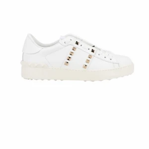 Valentinos - Äkta valentinos med nitar. Defekter finns men fortfarande i bra skick. Dustbag och box finns med skosnören och extra nitar även kvitto!!