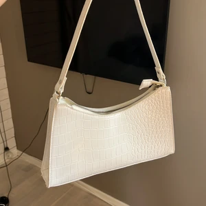 Vit handväska  - Vit handväska! Använder inte längre så väljer att sälja 🤍
