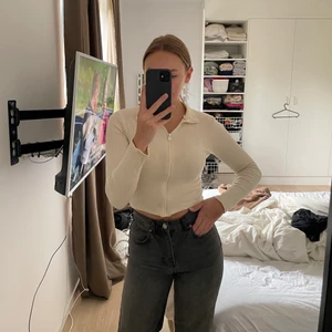 Tröja  - Tröja ifrån ginatricot med dragkedja. 