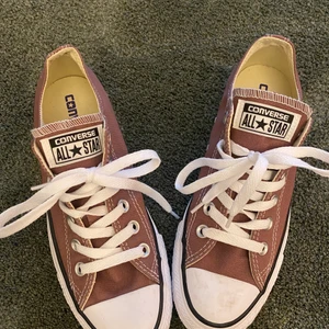 Bruna converse💕 - I nyskick! Finns inget fel på dom bara lite smutsiga 🥰 säljer då dom är för små för mig, och självklart är dom äkta 💕