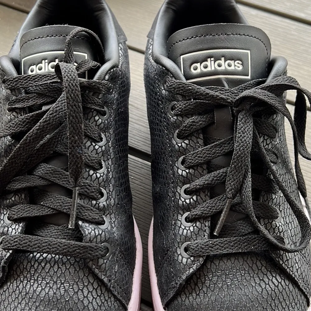 Adidas skor storlek 39.5   inte min smak därför jag säljer dem, Knappt använda.   Frakt - 99 kr spårbar postnord 🤍 . Skor.
