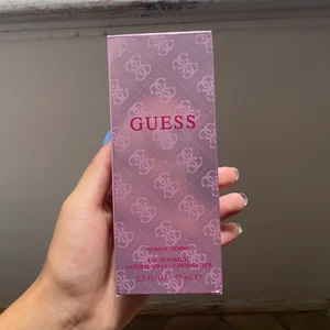 Helt ny Guess parfym - Säljer denna nya Guess parfymen pga inte min typ av parfym. Köpt i Italien denna sommaren, nypris 42 Euro, säljer den för 200kr då jag vill bli av med den 💗