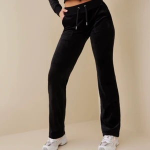 Juicy couture byxor  - Säljer nu dessa mysiga mjukisbyxorna från juicy couture då de inte har kommit till användning🤍 de är i väldigt fint skick och nästan aldrig använda. Fickor baktill! 