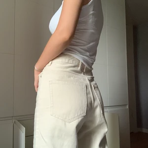 Crémevita jeans från & Other Stories - Crémevita jeans i jättebra skick! Jeansen är storlek 26, de är lite lösa på mig men längden är perfekt (jag är 164 cm lång).