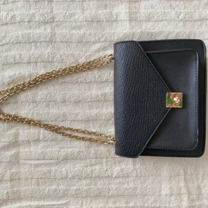 Väska - En snygg väska, använd flitigt men den är i mycket bra skick! Kan posta eller hämtas i Åmål!  Frakt - 66kr