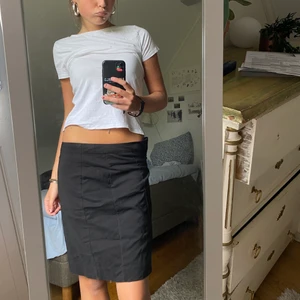 Svart lång kjol - Skitsnygg svart lång kjol, lite kontorsvibe men samtidigt så snygg med lite smycken en t-shirt och najs sneakers. Den är som ni ser för liten för mig men skulle sitta så fint på nån som har under 80cm midjemått🙏🏼