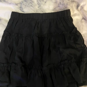 Sommarkjol - Super söt kjol för sommaren, väldigt fina detaljer. Sitter superfint. Köparen står för frakten💕💕