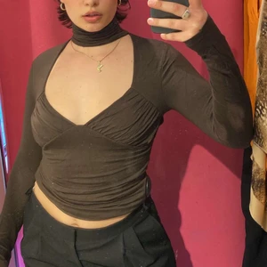 Topp - Säljer denna skitcoola bruna topp. Köpt second hand men i fint skick.