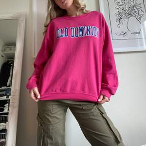 Snyggaste college tröjan köpt på Beyond Retro, strl L sitter perfekt oversized på mig som har S vanligtvis ❤️