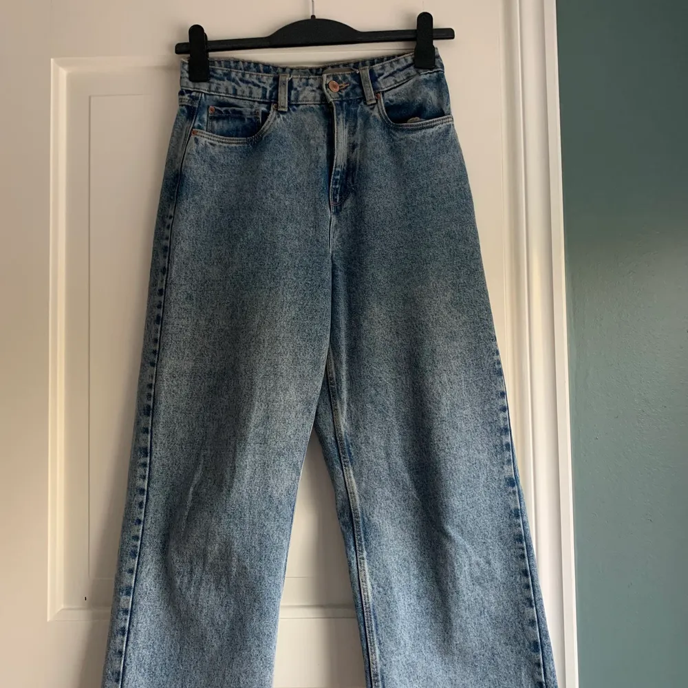 Visa jeans i bra skick!! Står storlek 32 men jag skulle säga att det passar en storlek större<3 Köpare står för frakt. Jeans & Byxor.