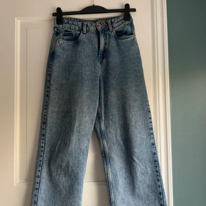 Jeans - Visa jeans i bra skick!! Står storlek 32 men jag skulle säga att det passar en storlek större<3 Köpare står för frakt