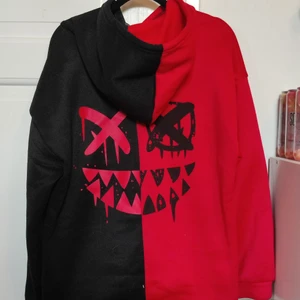 Cool hoodie till salu! - Säljer nu denna coola hoodie i storlek XS. (Funkar även i S). Använd fåtal gånger och är i bra skick. Tvättas innan den skickas. Köparen står för fraktkostnaden. Tar Swish. Betalning sker innan jag postar paketet. Vid frågor kontakta mig😊