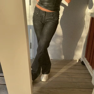 Glittriga svarta jeans!  - Supersnygga lågmidjade svartajeans som glittrar väldigt fint! Model bootcut - low raise 🥰 frakt tillkommer med 66kr