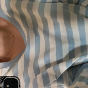 Randig Tröja - Jättefin randig tröja från monki i storlek S💙🤍