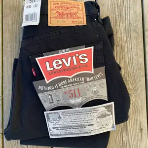 Helt nya svarta levis värda 1.099kr. Stlk W30 L32. Alla lappar på och inga tecken på anvädning. Dm för mer info :)