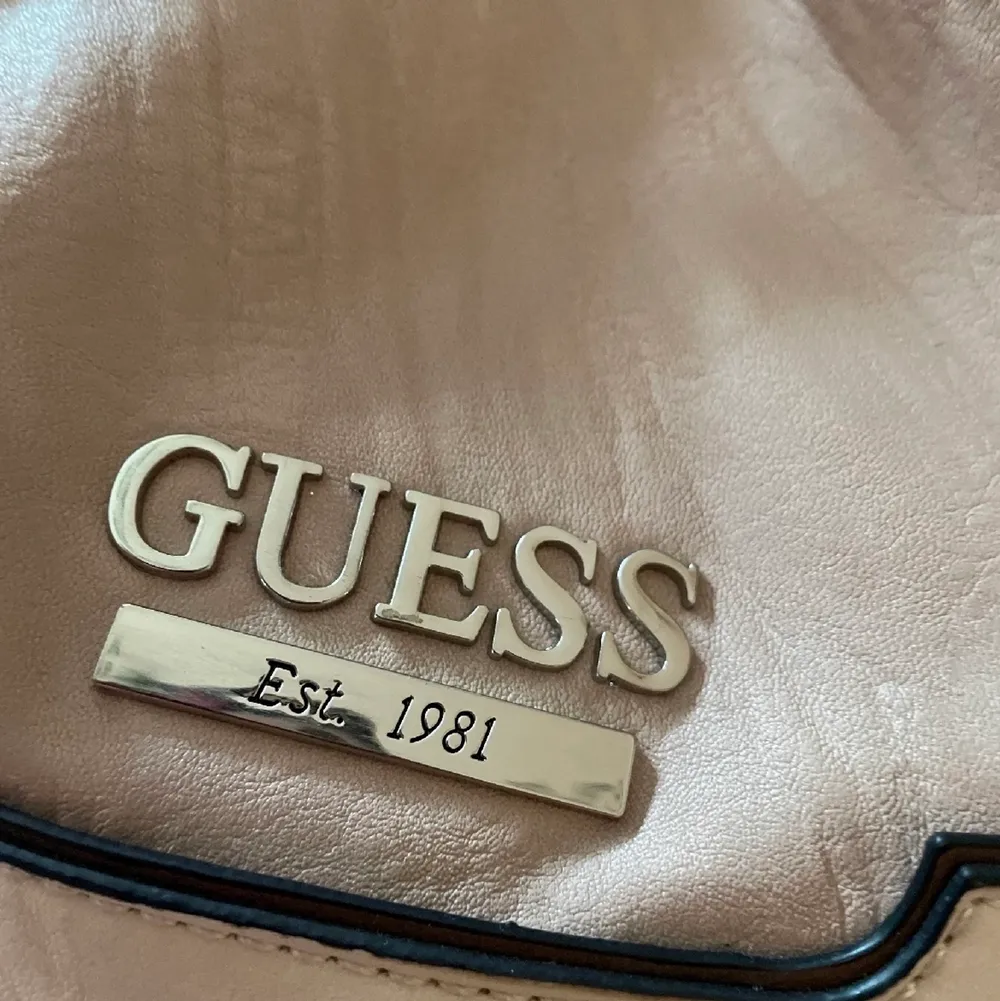 Säljer min äkta Guess väska för 179kr + 20kr frakt🤍  (199 totalt). Väskor.