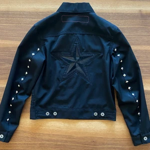 Junya Watanabe x Comme Des Garçons Jacka ”lone star” - otroligt snygg jacka från junya watanabes arbete på comme des garçons i bra skick. Säljer eftersom den inte passar mig. Storlek är M men passar mer som S. Mått är följande: Length: 51 cm Chest: 45 cm Shoulders: 40 cm Sleeve length: 58 cm