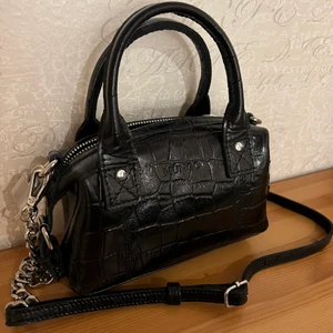 Nunoo väska - Säljer min fina Nunoo väska. Modellen heter Mini Bobby Croco och så den har typ krokodil-liknande mönster. Använd 1 gång, köptes för 899 kr! Skriv vid intresse💕 köparen står för frakten som kostar 66kr (spårbar)  ❗️kan tänka mig gå ner ngt i pris 