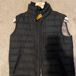 Parajumper väst - I topp bra skick, köpt på kidsbrandstore förra året i juni. Saknar kvittot men du kan se att den är äkta genom certilogo certifieringen. Storlek M i ungdom och xs i vuxen. Lapparna har jag sparat för detta moment. Då kanske dem är viktiga för någon.  Skriv för frågor
