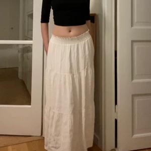 Vit Maxi kjol - Maxikjol från & other stories, så fin men har aldrig kommit till användning. Jag är 1,75 som referens