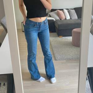 Säljer mina jättesköna Levis jeans!! Är tyvärr lite stora på mig :( jättebra skick o skulle säga att den passar en S-M då jag vanligtvis är XS-S.