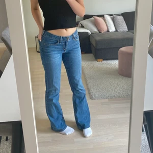 Lågmidjade Levis jeans - Säljer mina jättesköna Levis jeans!! Är tyvärr lite stora på mig :( jättebra skick o skulle säga att den passar en S-M då jag vanligtvis är XS-S.