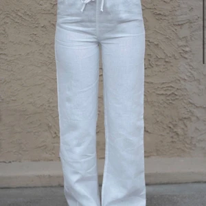 A - dsgn vita linnnebyxor  - Vita linnebyxor köpta förra sommaren. Dem har ett litet hål och en liten fläck längst ner men absolut inget man tänker på men därav priset 💕