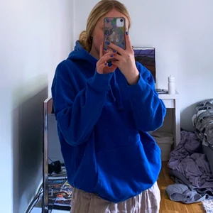 Kungsblå hoodie - Säljer denna kungsblå / royal blue hoodie då den är lite för stor. Den är i storlek S, men oversize. Lite knottrig men annars fin!