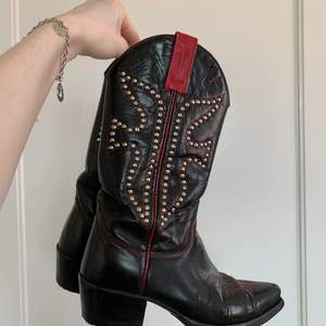 Skit coola svarta cowboy boots med röda ditaljer i storlek 36/37, säljer de då tyvärr är för små för mig. Köpt för 650kr på depop 💕