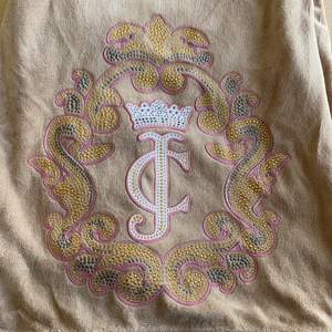 Juicy couture hoodie med zip, storlek M, ljusbrun med rosa och guldiga detaljer på ryggen💕