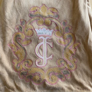 Juicy couture Hoodie med zip - Juicy couture hoodie med zip, storlek M, ljusbrun med rosa och guldiga detaljer på ryggen💕