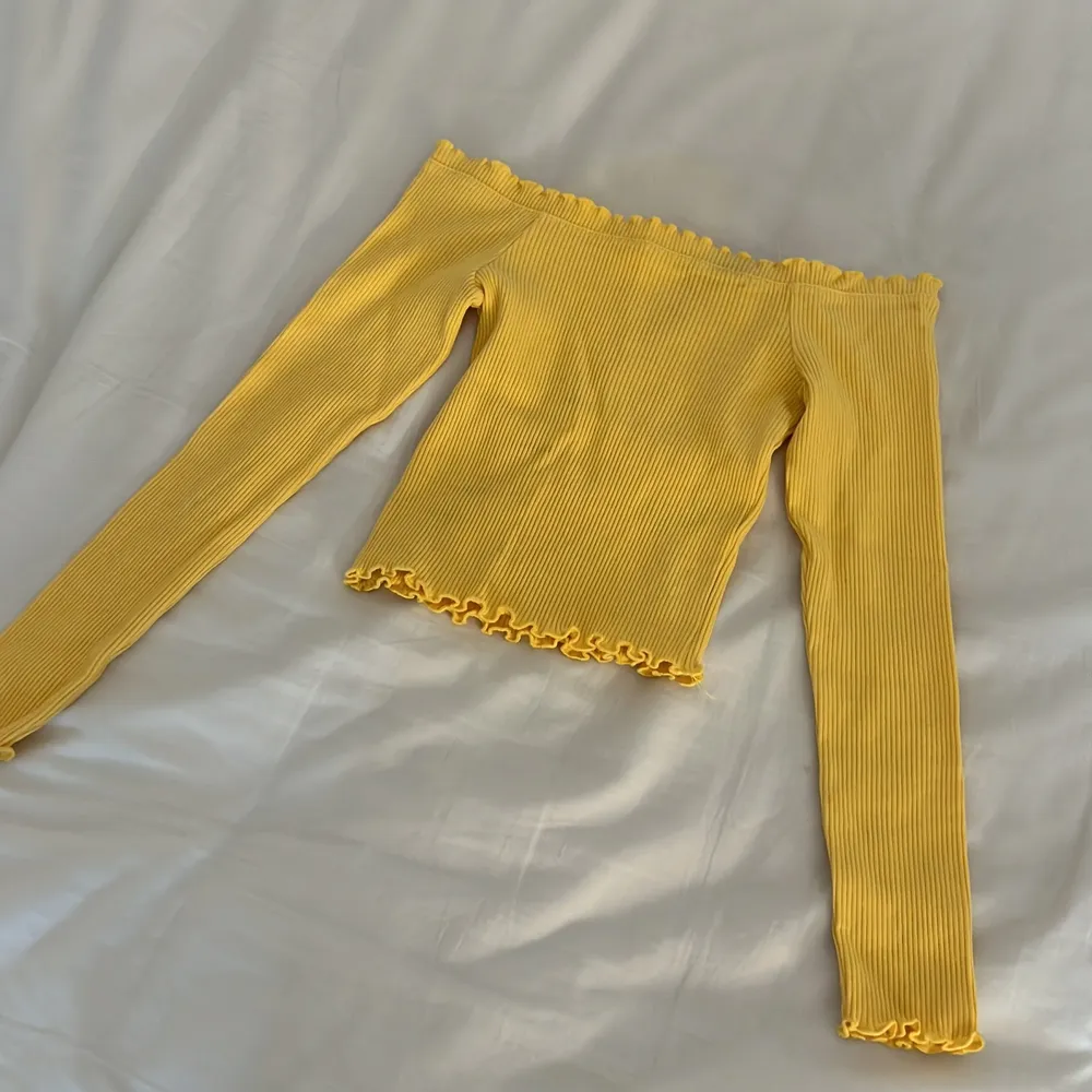 En gul off shoulder tröja från Gina i storlek xs❤️. Toppar.