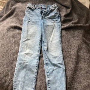 Mom jeans  - Sjukt fina mom jeans som tyvärr inte passar mig längre. Formar kroppen så fint  och är jätte bekväma! 