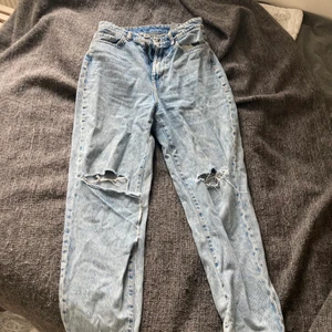 Jeans  - Superfina jeans från HM. Ljuset gav de lita konstiga ränder i tyget vilket de inte är! 