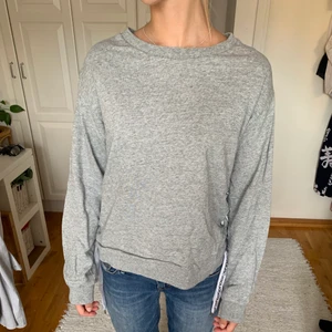 Cheap Monday, M/S - Säljer denna Cheap Monday tröja i storlek M/S, den har coola detaljer på sidan och är i bra skick. Frakt 66 kr kan även mötas upp💞⭐️