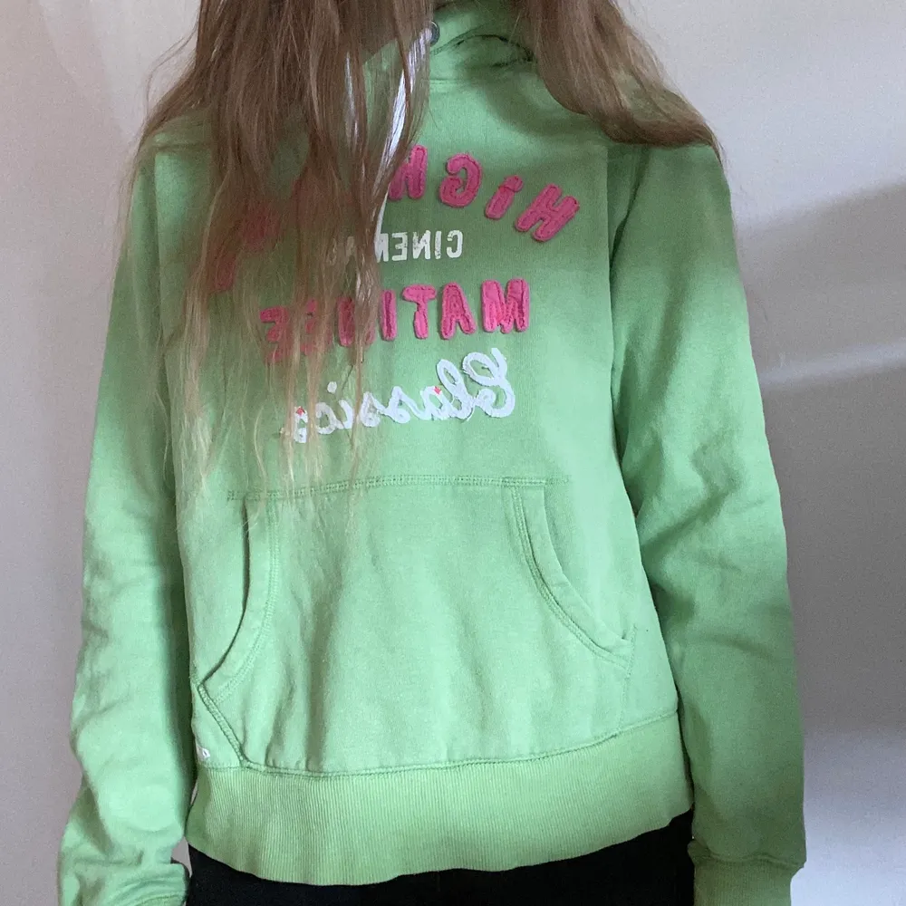 - limegrön hoodie - bra skick- vintage - tvätt 40° - stl. XS/S. Hoodies.