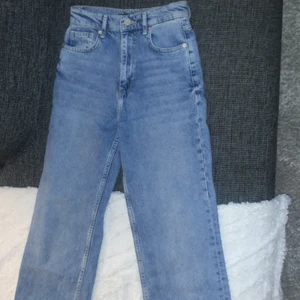 Utsvängda jeans - Blåa utsvänga jeans. Tajt där uppe och lös där nere. Oanvända jeans.    Ingår frakt 📦 🚚 
