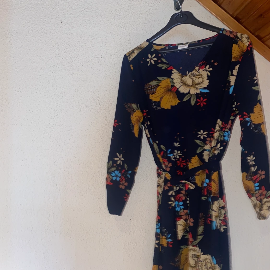 Blommig mörk klänning - 90