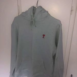 AMI Paris Hoodie - Ami hoodie, storlek Large men sitter som Medium. Kvitto finns tyvärr inte men köpt på NK GBG. Fråga gärna vid eventuella frågor :) Nypris: ca 2300